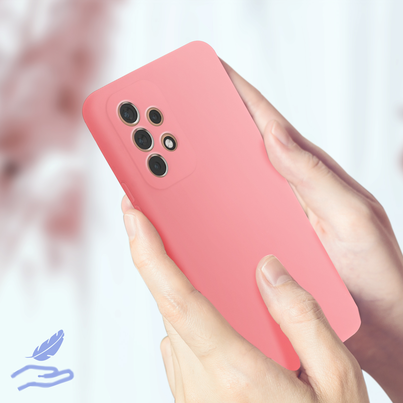 Een persoon die een roze telefoonhoes vasthoudt met een camera-opstelling, op een vage achtergrond.
