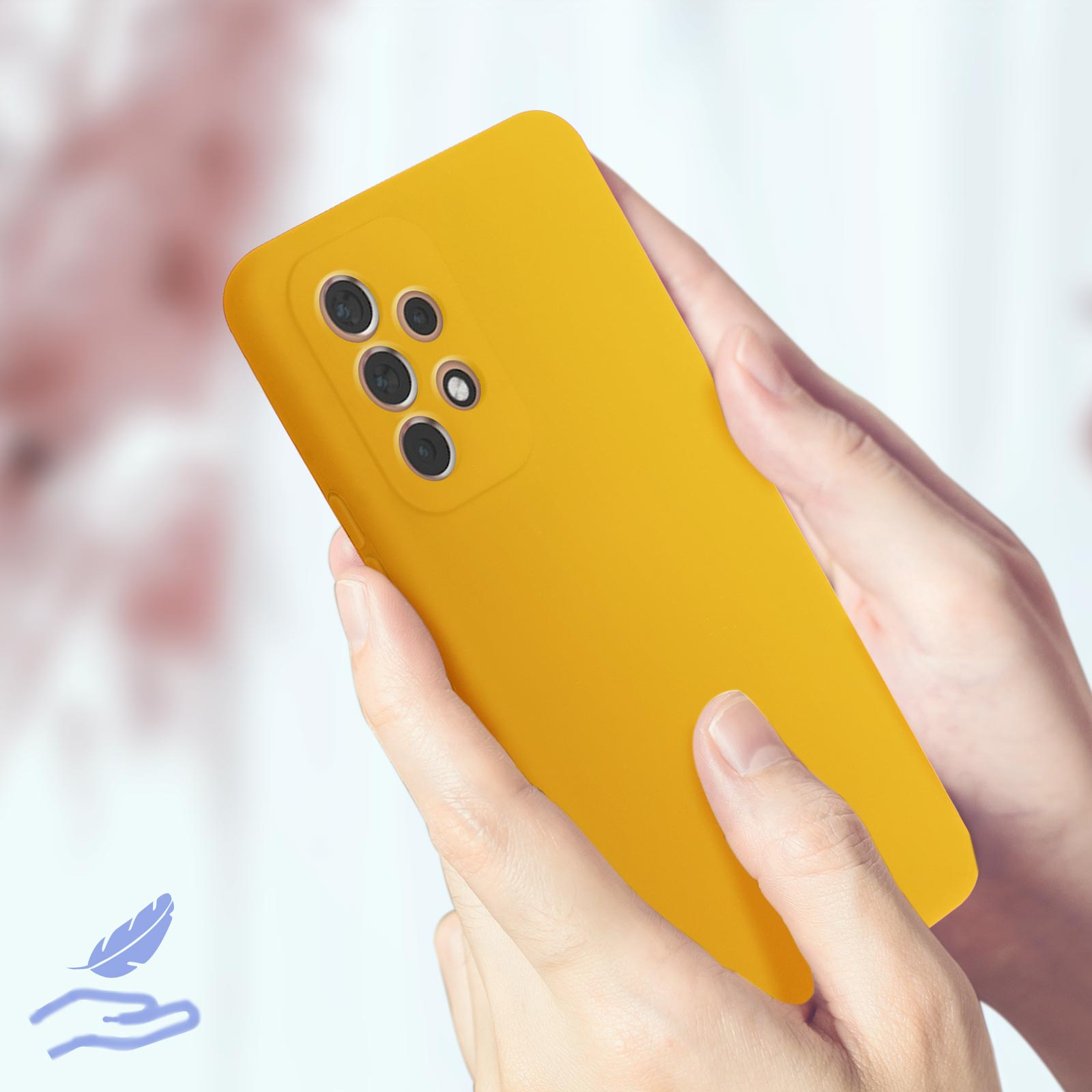 Een gele telefoonhoes in handen. De hoes heeft meerdere camera-uitsparingen.