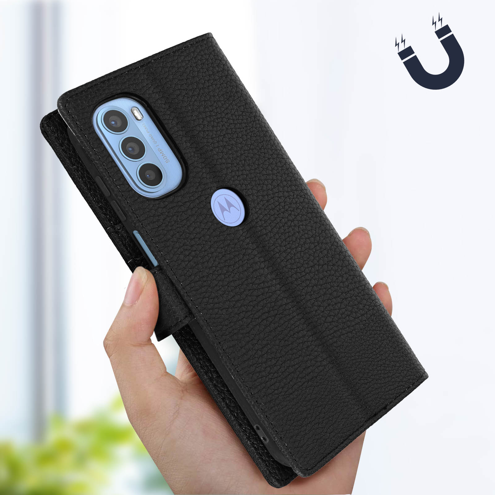 Mano tiene custodia nera con telefono e un segno magnetico sul lato.