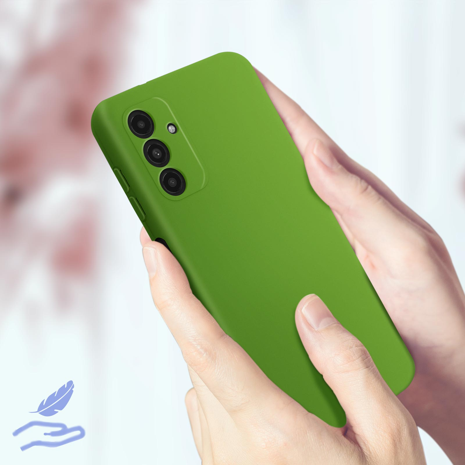 Custodia verde per telefono, retro del telefono visibile, tenuto in mano. Sfondo sfocato.
