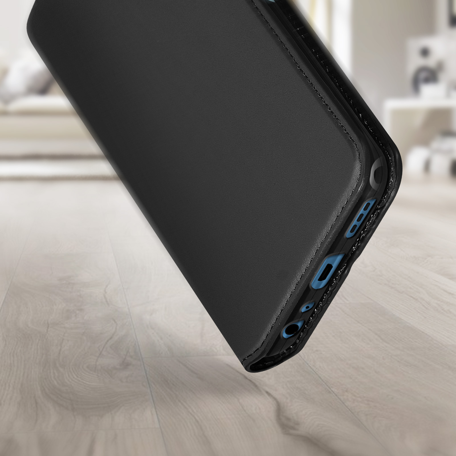 Custodia per telefono nera su una superficie di legno. La custodia è aperta. Le porte del telefono sono visibili.