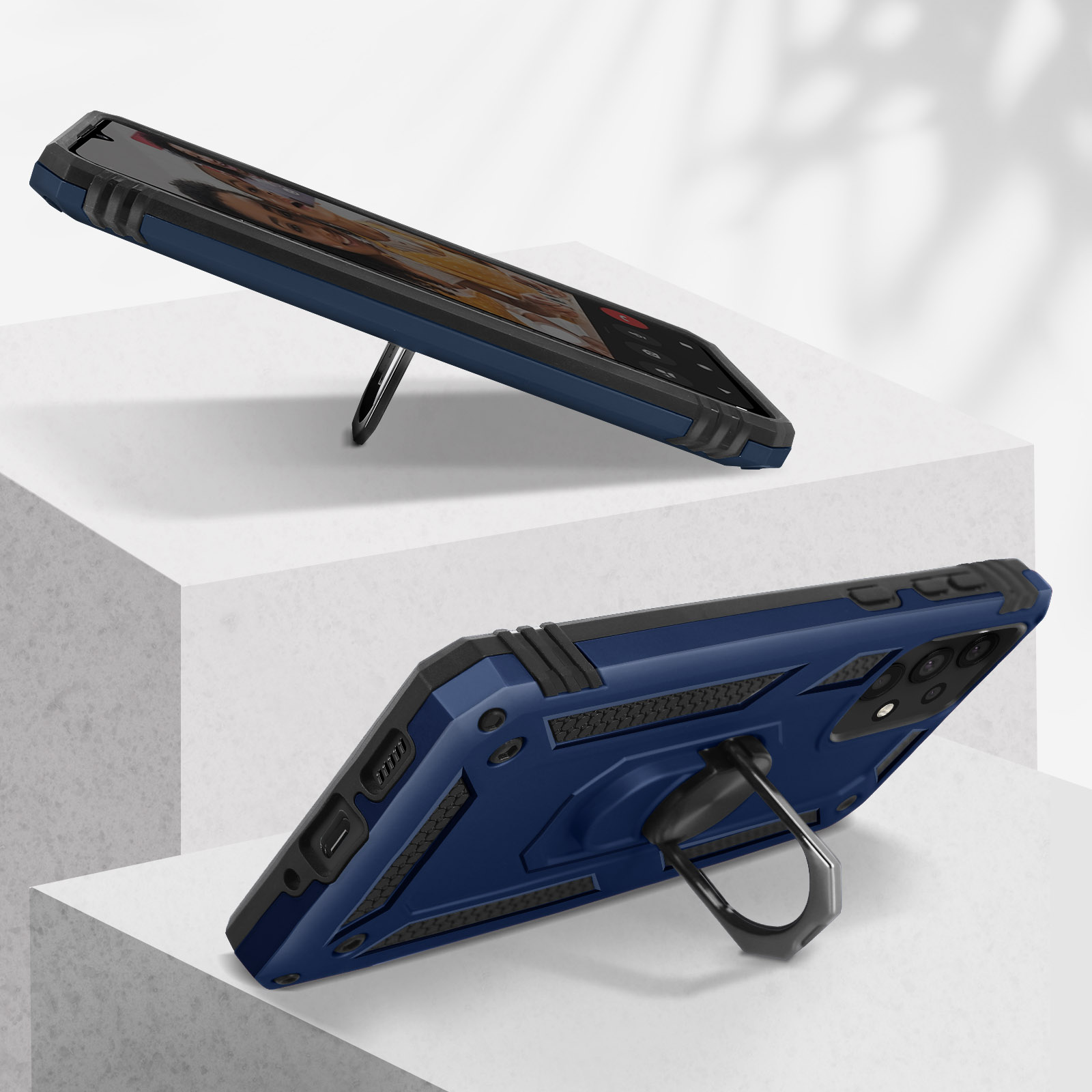 Zwei Telefone mit blauen Hüllen und Ringständern auf weißer Oberfläche.