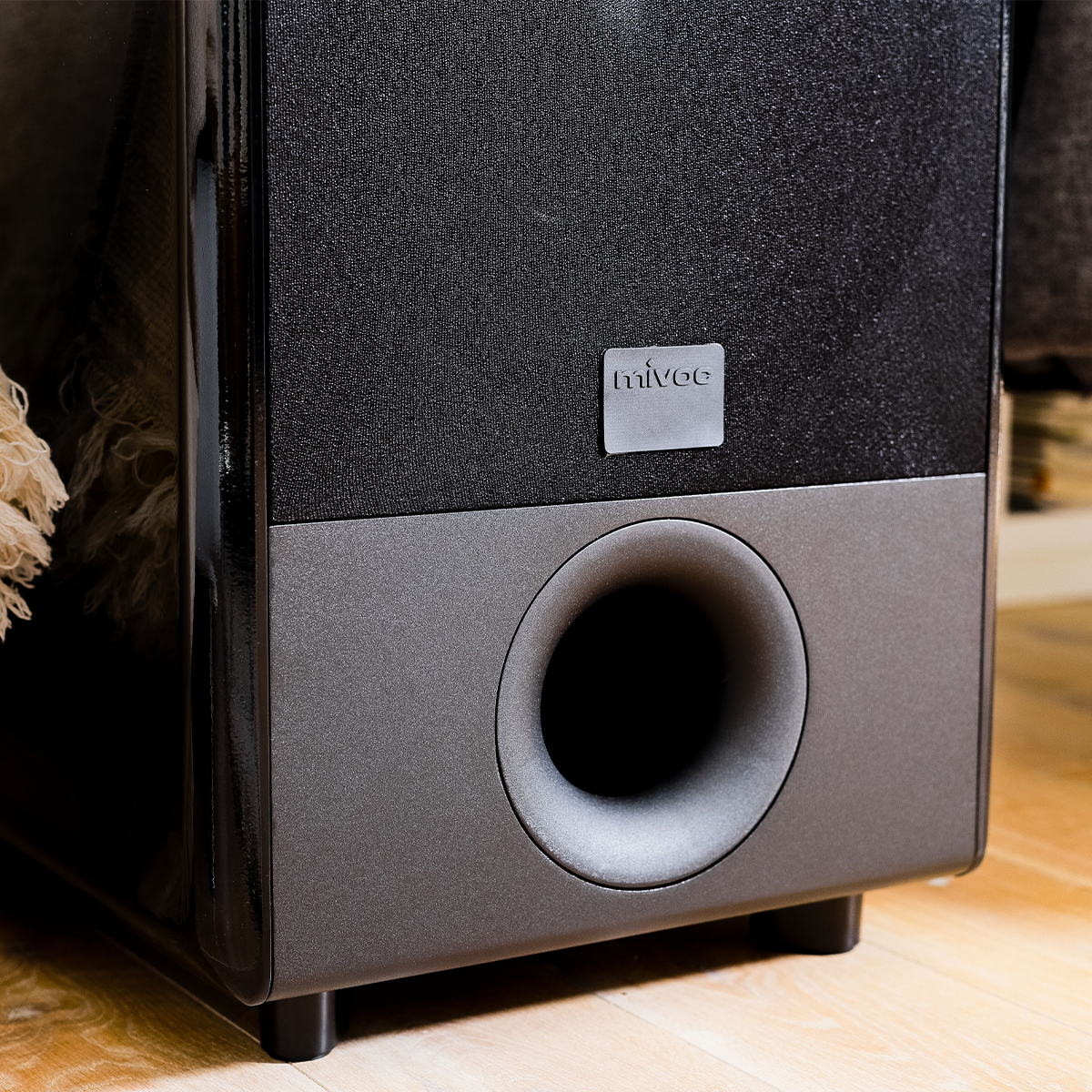 Schwarzer Subwoofer-Lautsprecher mit grauer Front und dem Markennamen "mivoc".