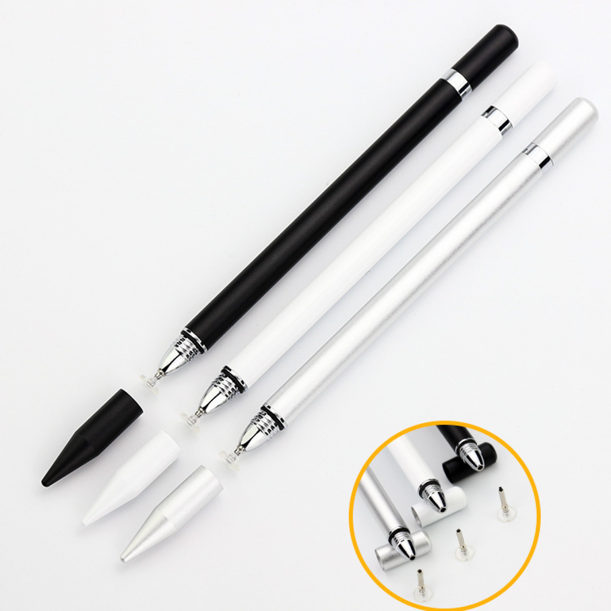 Trzy rysiki: czarny, biały i srebrny. Kilka końcówek i okrąg z końcówkami.