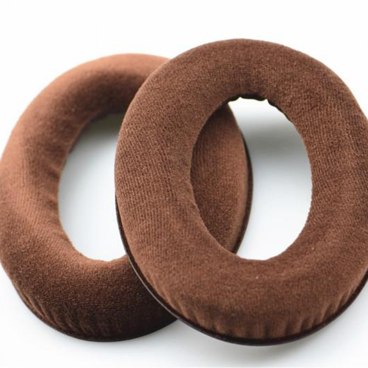 Due cuscinetti auricolari marroni per cuffie su sfondo bianco.