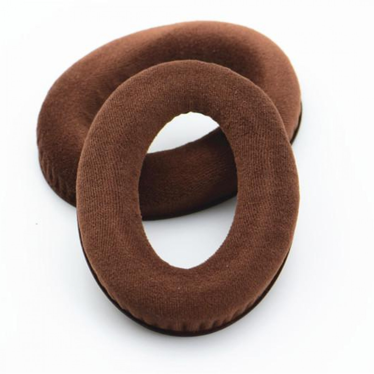 Due cuscinetti auricolari per cuffie marroni, di forma ovale, su sfondo bianco.