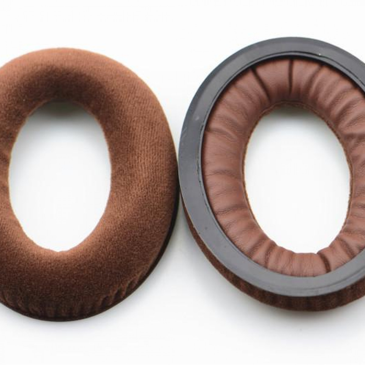 Due cuscinetti auricolari marroni per cuffie, con un design circolare.