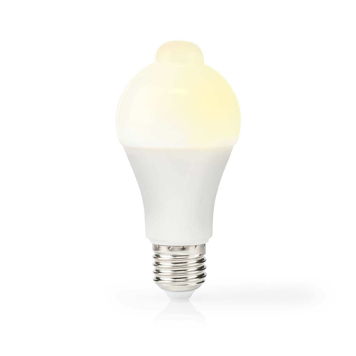 Une ampoule LED blanche avec un détecteur de mouvement sur le dessus. L'ampoule est allumée, avec une lueur jaune chaude.