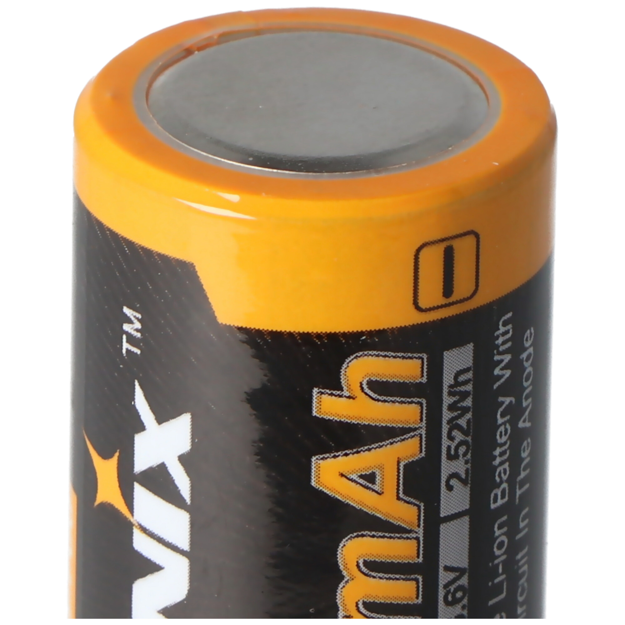 Een cilindrische batterij met oranje en zwarte kleuren. Tekst op de batterij geeft de specificaties aan.