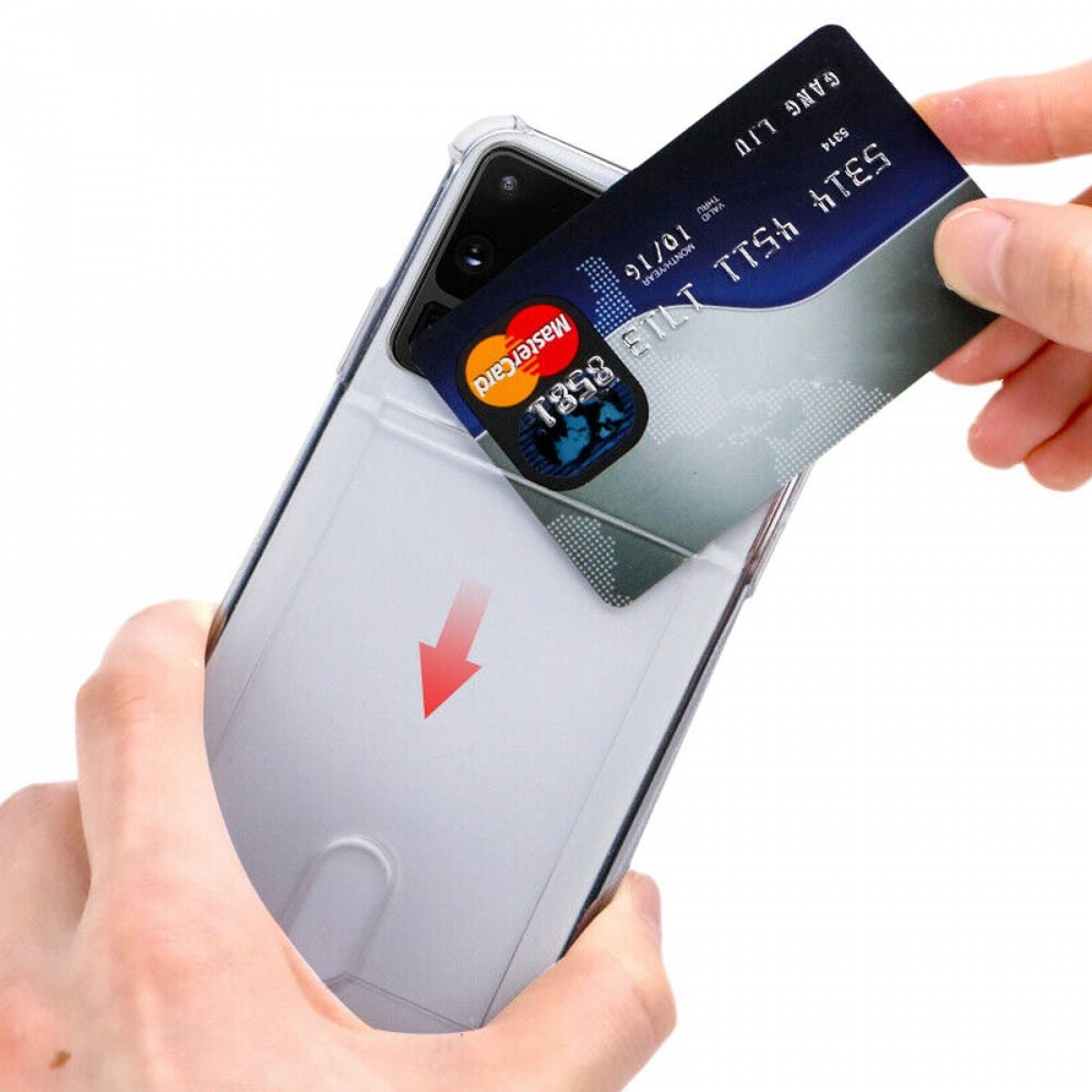 Eine Hand, die ein Telefon hält, wobei eine Kreditkarte in einen Schlitz in der Telefonhülle eingeführt wird.