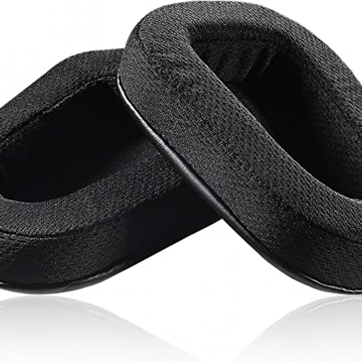 Dwie czarne, owalne poduszki na uszy, na białym tle z odbiciem.