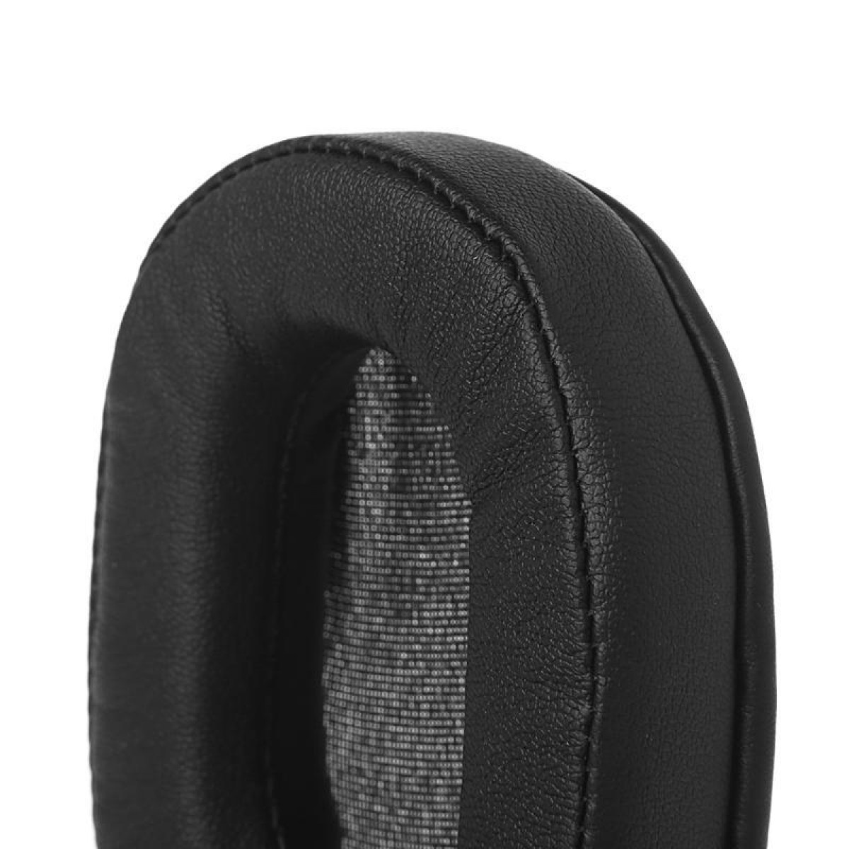 Gros plan d'un coussinet d'oreille de casque noir.