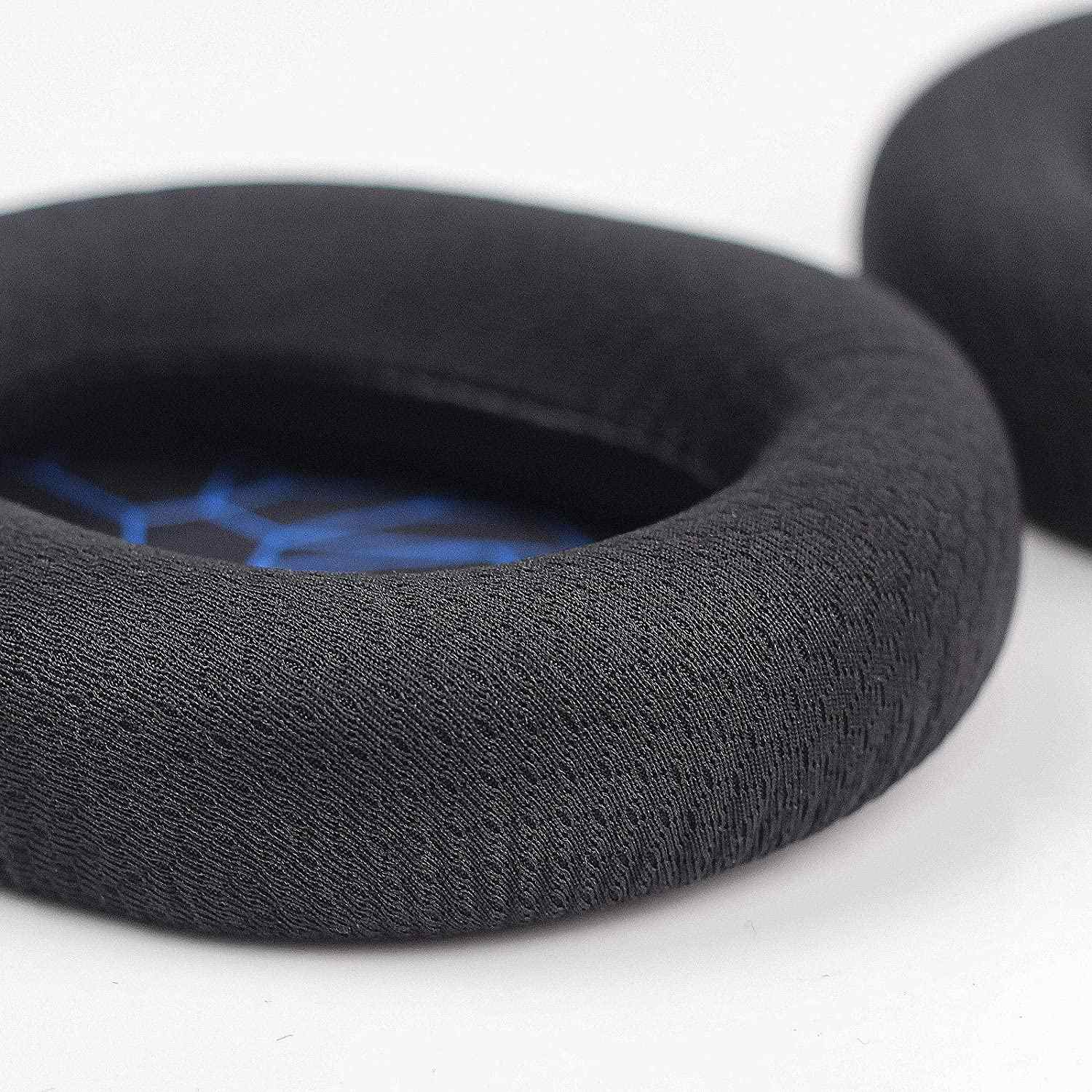 Twee zwarte oorkussens van een hoofdtelefoon, zacht en rond, met een blauw binnenontwerp.