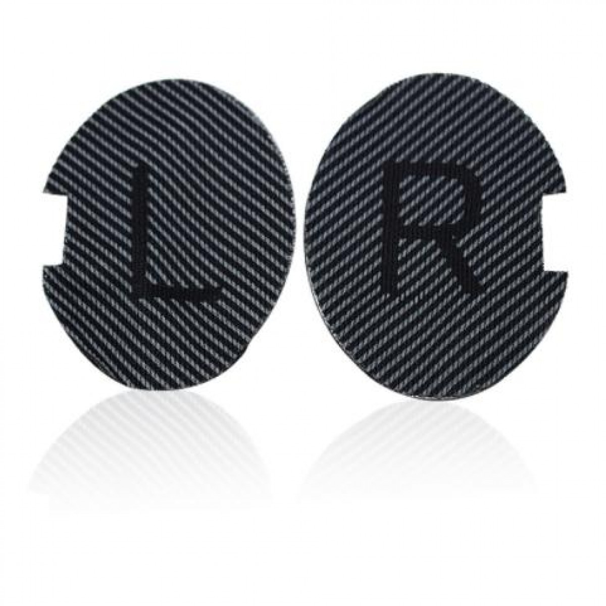 Dwie okrągłe naszywki z fakturą włókna węglowego. Jedna z "L" a druga z "R".