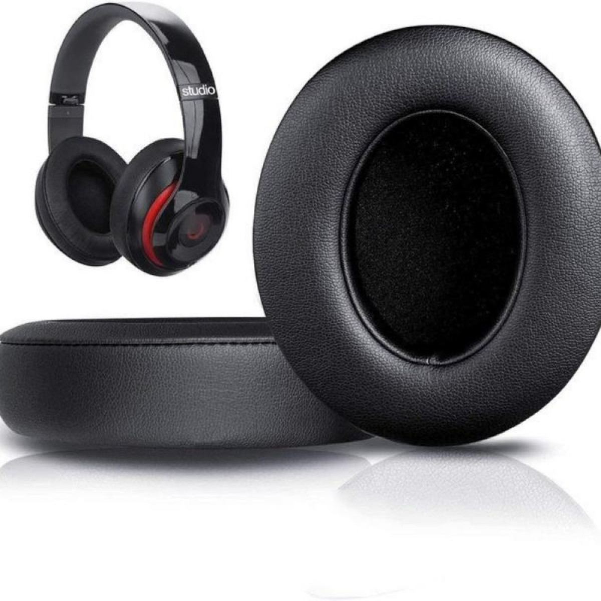 Un casque noir avec des accents rouges et un coussinet d'oreille noir. Un autre coussinet d'oreille est également présent.