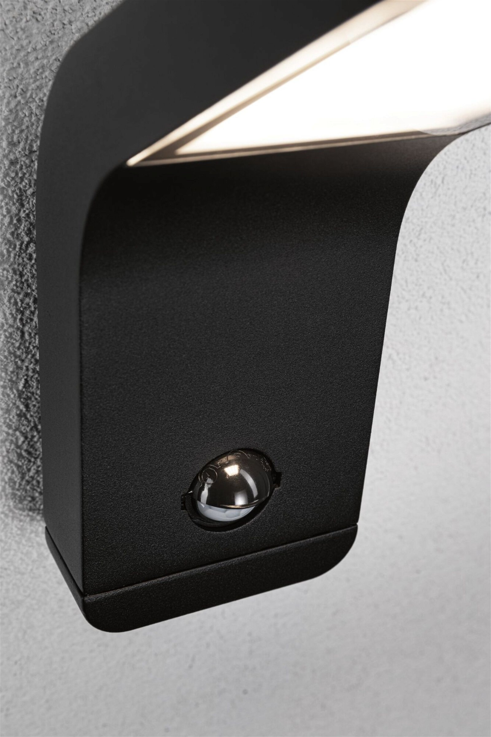 Czarna zewnętrzna lampa ścienna z czujnikiem ruchu.