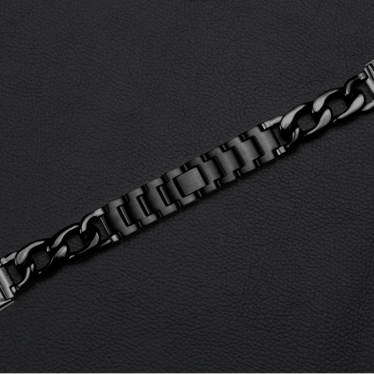 Schwarzes Metall-Uhrenarmband mit rechteckigen Gliedern, auf schwarzem strukturiertem Hintergrund.