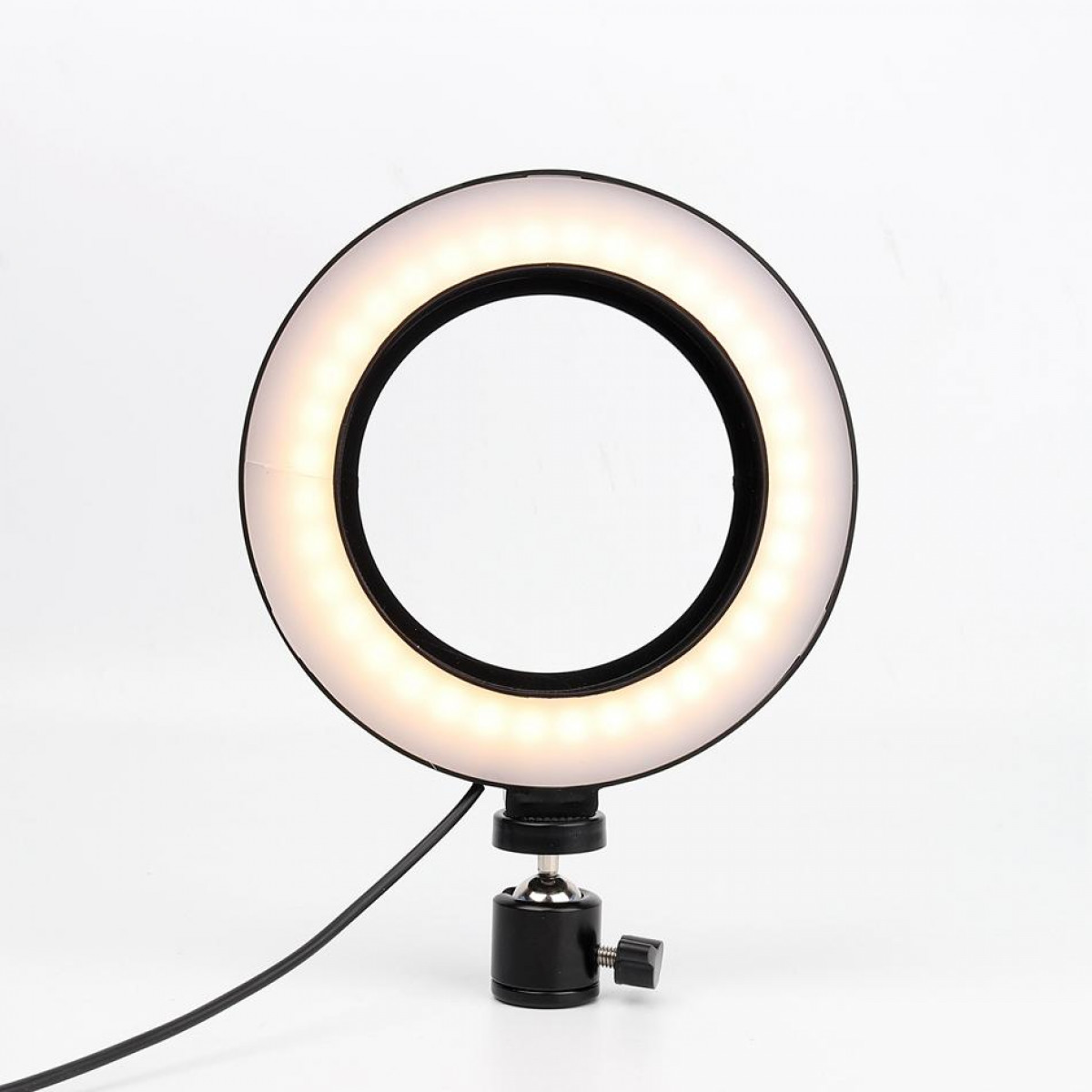 Ein Ringlicht mit schwarzem Sockel und schwarzem Kabel auf weißem Hintergrund.