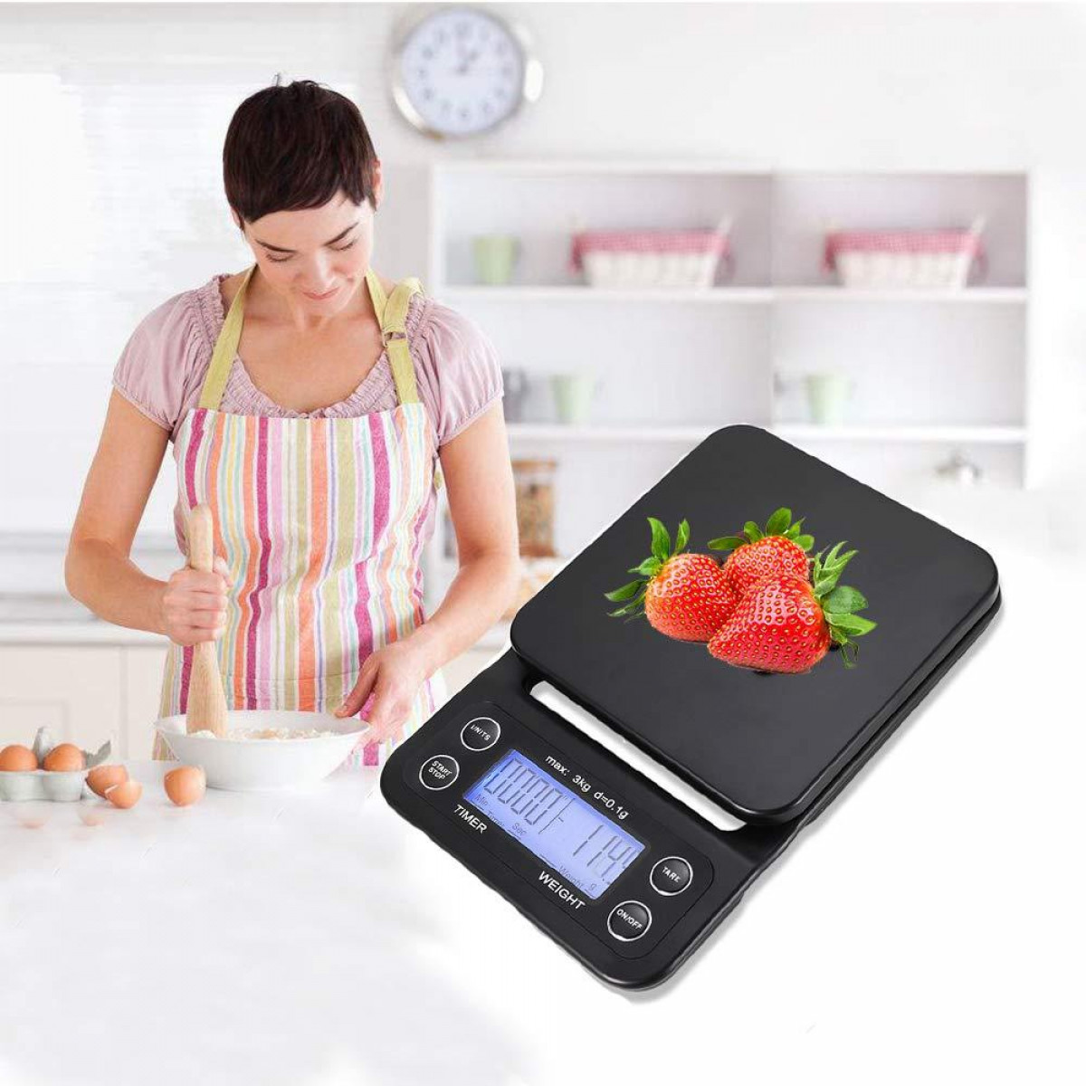 Kobieta używa wagi z truskawkami. Otoczenie kuchenne. Białe tło.