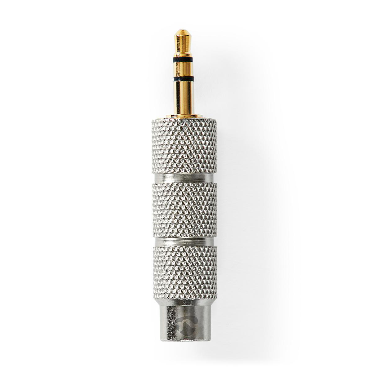 Een zilver-gouden 3,5 mm audio jack adapter. Het heeft een getextureerd oppervlak en ligt op een witte achtergrond.