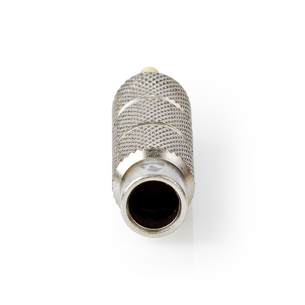 Een zilverkleurige, getextureerde metalen adapter, van bovenaf gezien, tegen een witte achtergrond.
