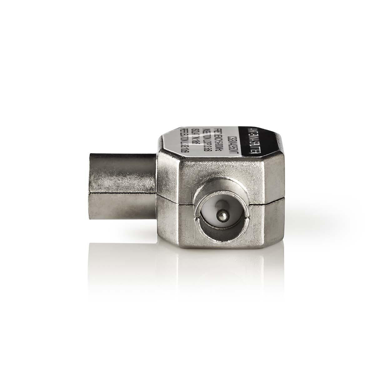 Een metalen adapter met een mannelijke en vrouwelijke connector. De adapter staat op een wit oppervlak.