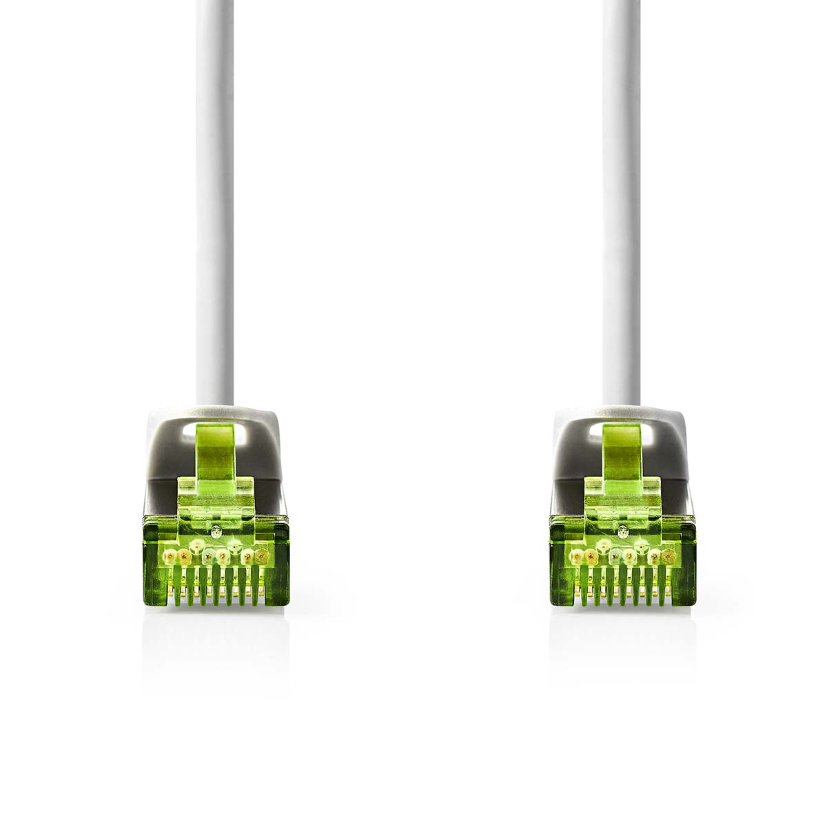 Due cavi ethernet bianchi e verdi, connettori visibili.