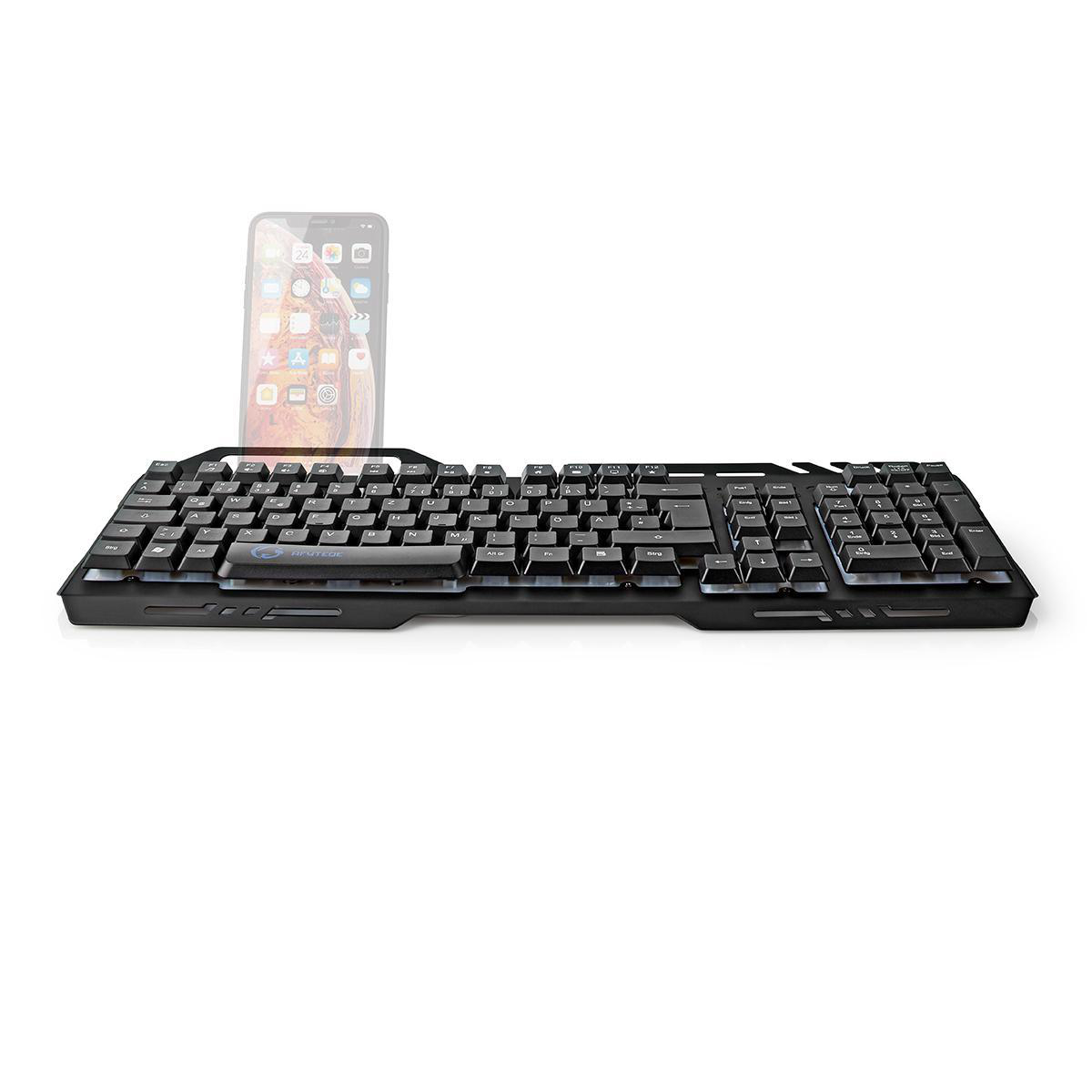 Schwarze Tastatur mit einem Telefon oben drauf. Weißer Hintergrund.