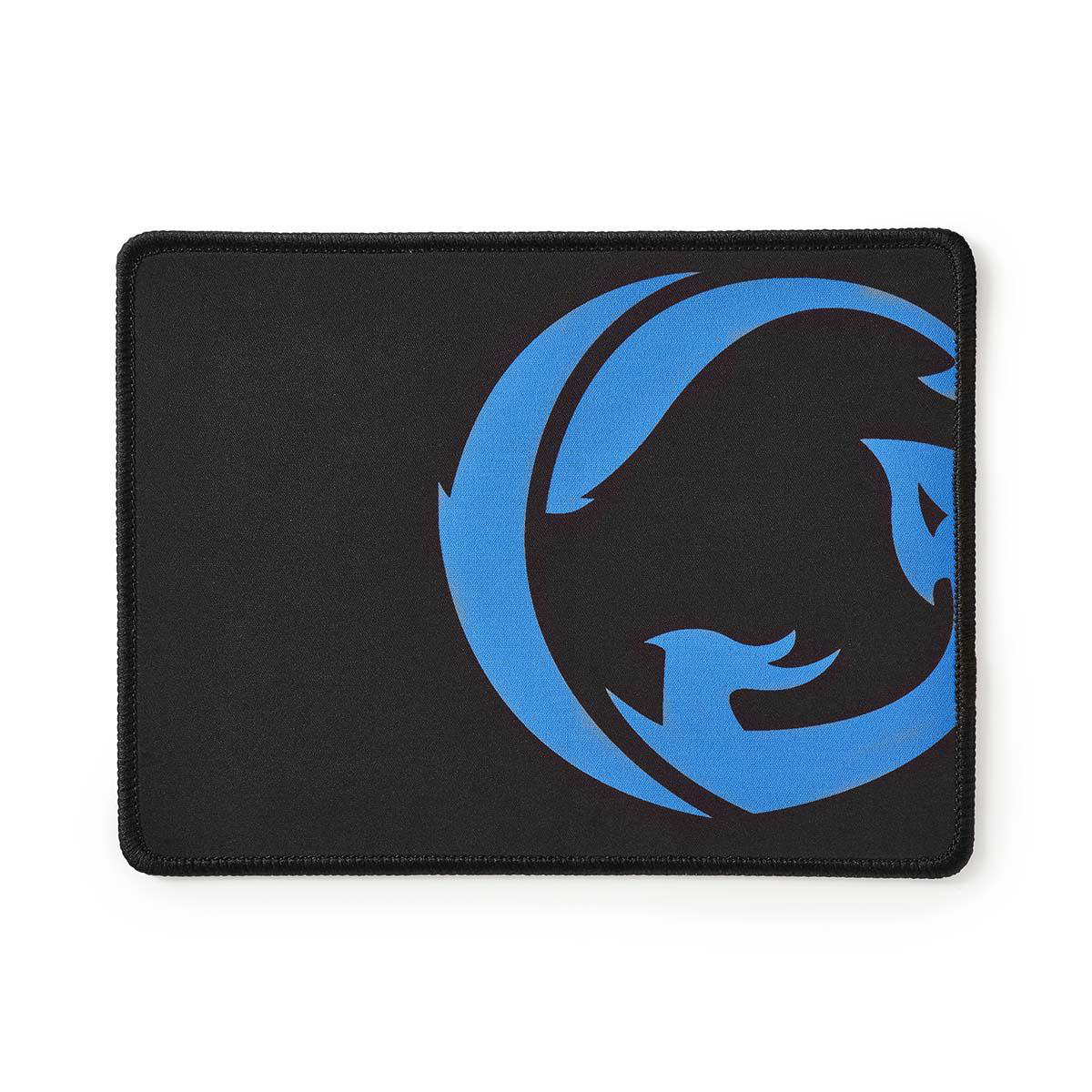 Czarna podkładka pod mysz z niebieskim logo, na białym tle.