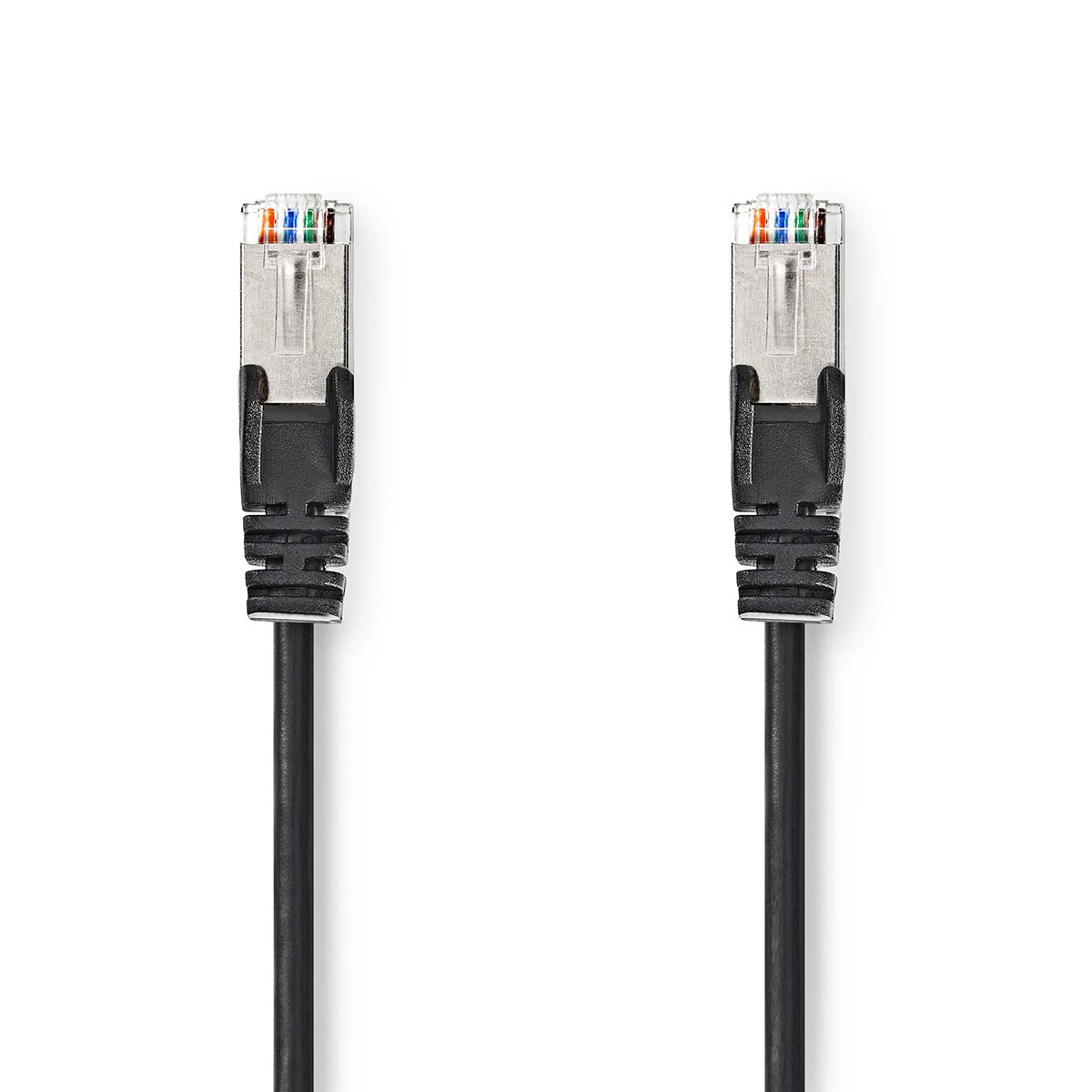 Due cavi Ethernet neri con connettori neri. Sfondo bianco.
