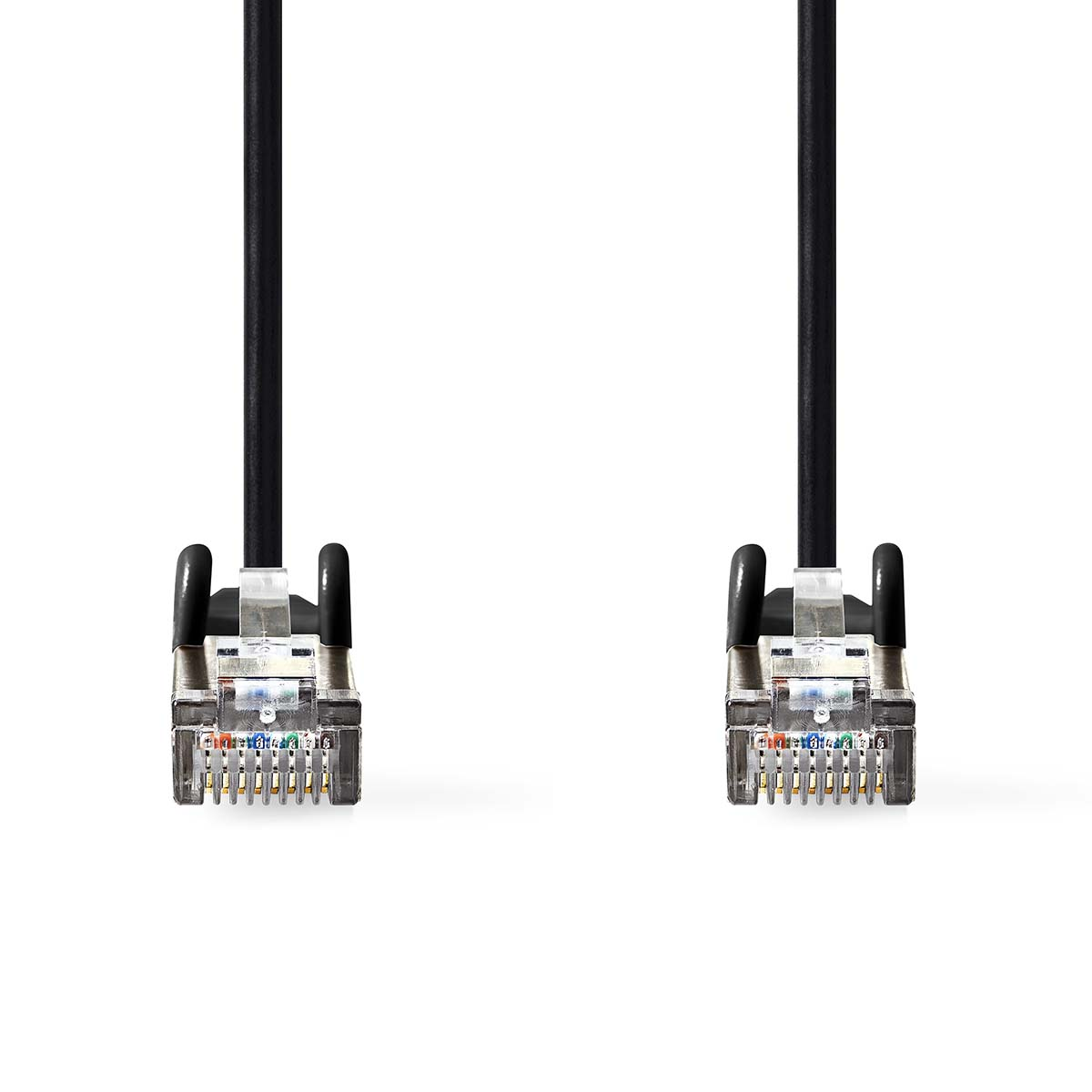 Due cavi ethernet neri, connettori visibili, sfondo bianco.
