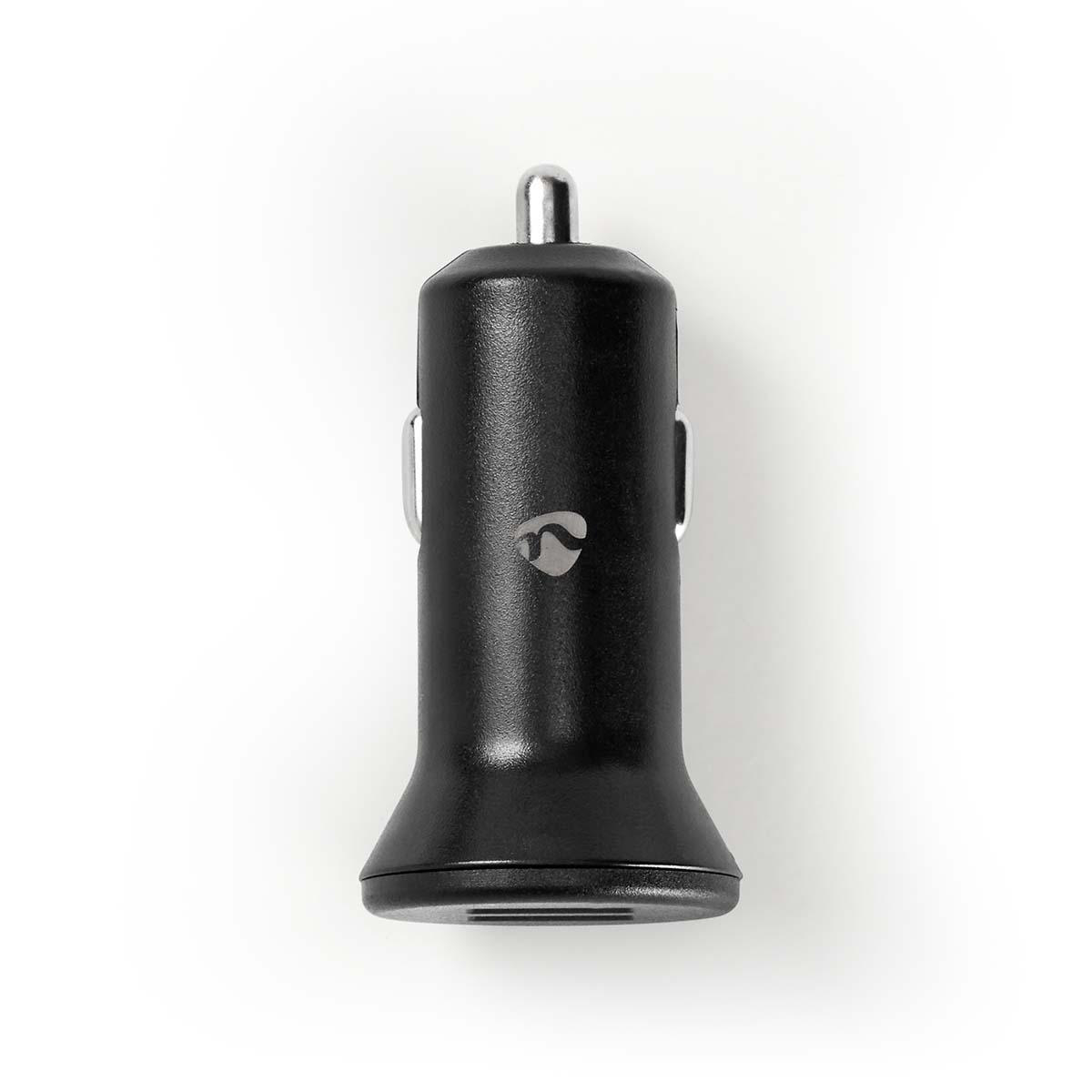 Een zwarte autolader, met een zilveren ring rond de bovenkant. Witte achtergrond.
