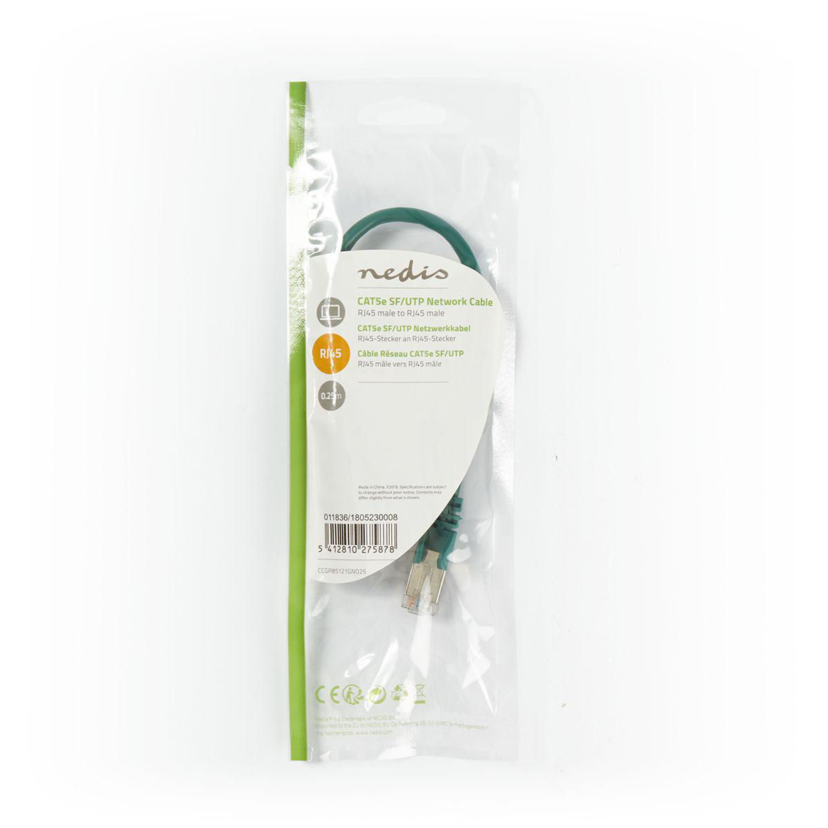 Una busta di plastica trasparente con un cavo di rete CAT5e verde, sfondo bianco.