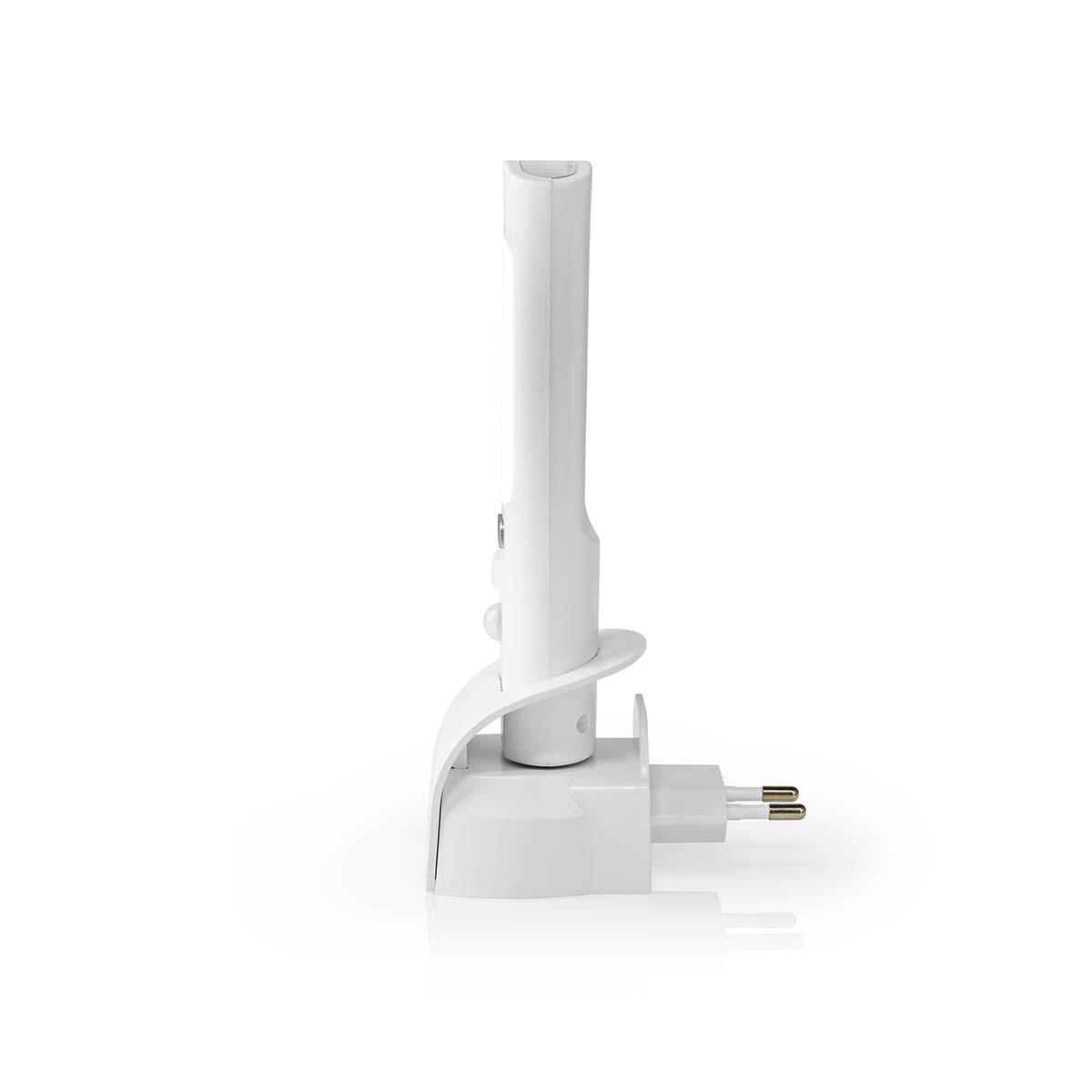 Wit oplaadstation met een witte stekker en een witte, verticale component. Witte achtergrond.