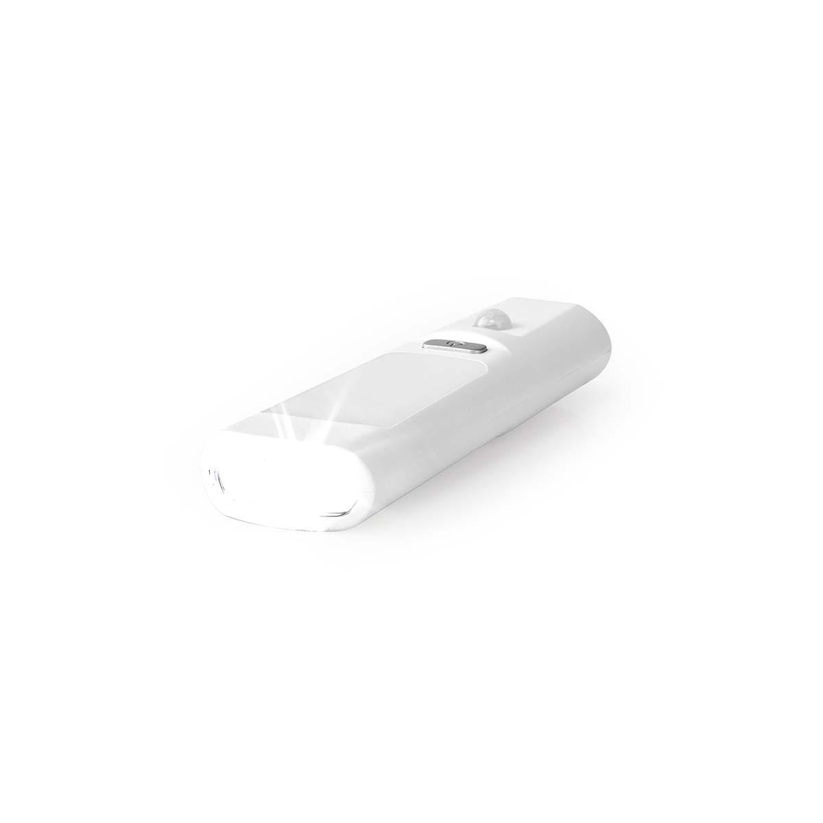 Witte zaklamp met een bewegingssensor bovenop. Het licht is aan en naar voren gericht.