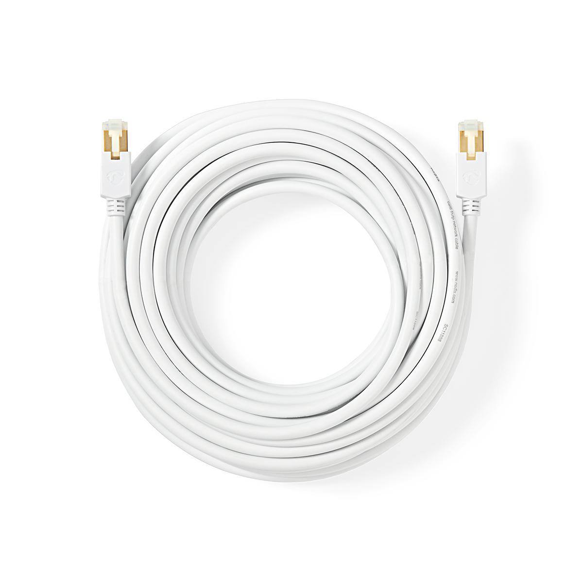 Un cavo Ethernet bianco arrotolato, con connettori dorati.