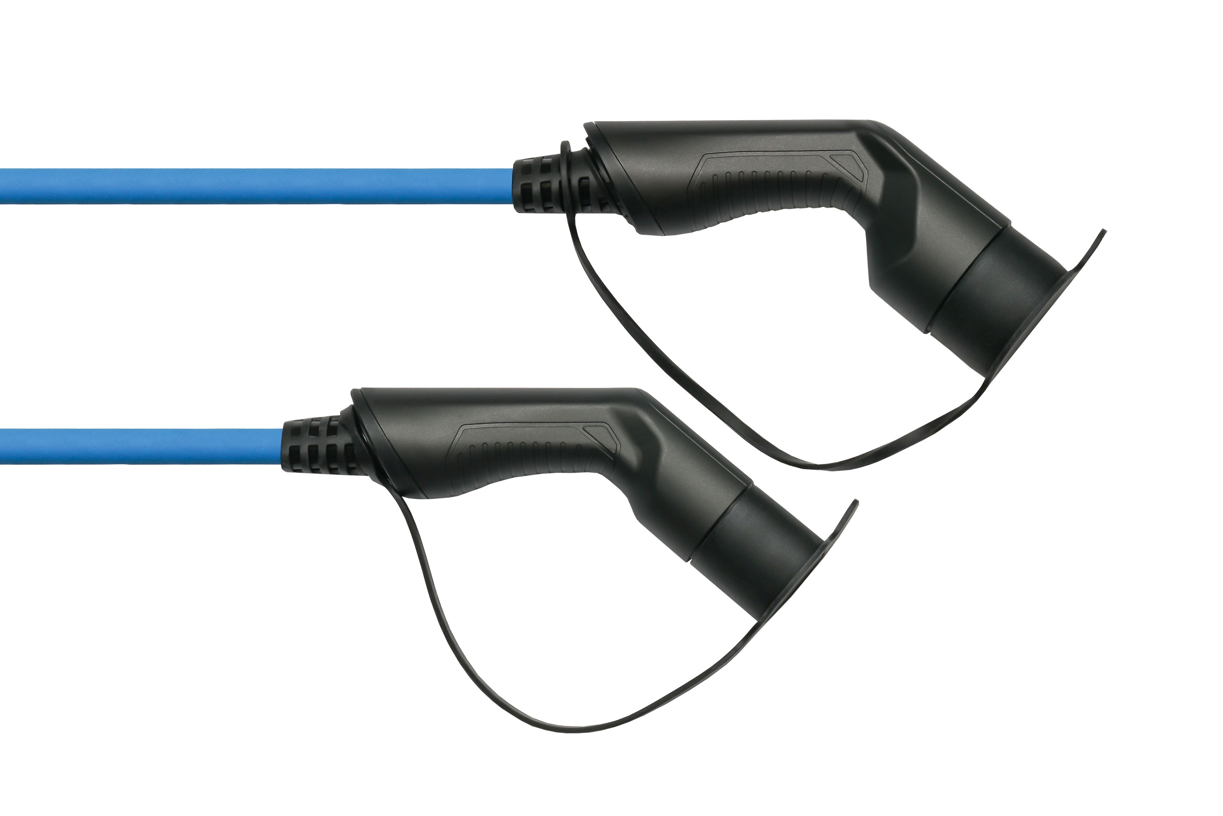 Zwei schwarze EV-Ladekabel mit blauen Kabeln, weißer Hintergrund. Sie sind abgewinkelt mit schwarzen Steckerenden.