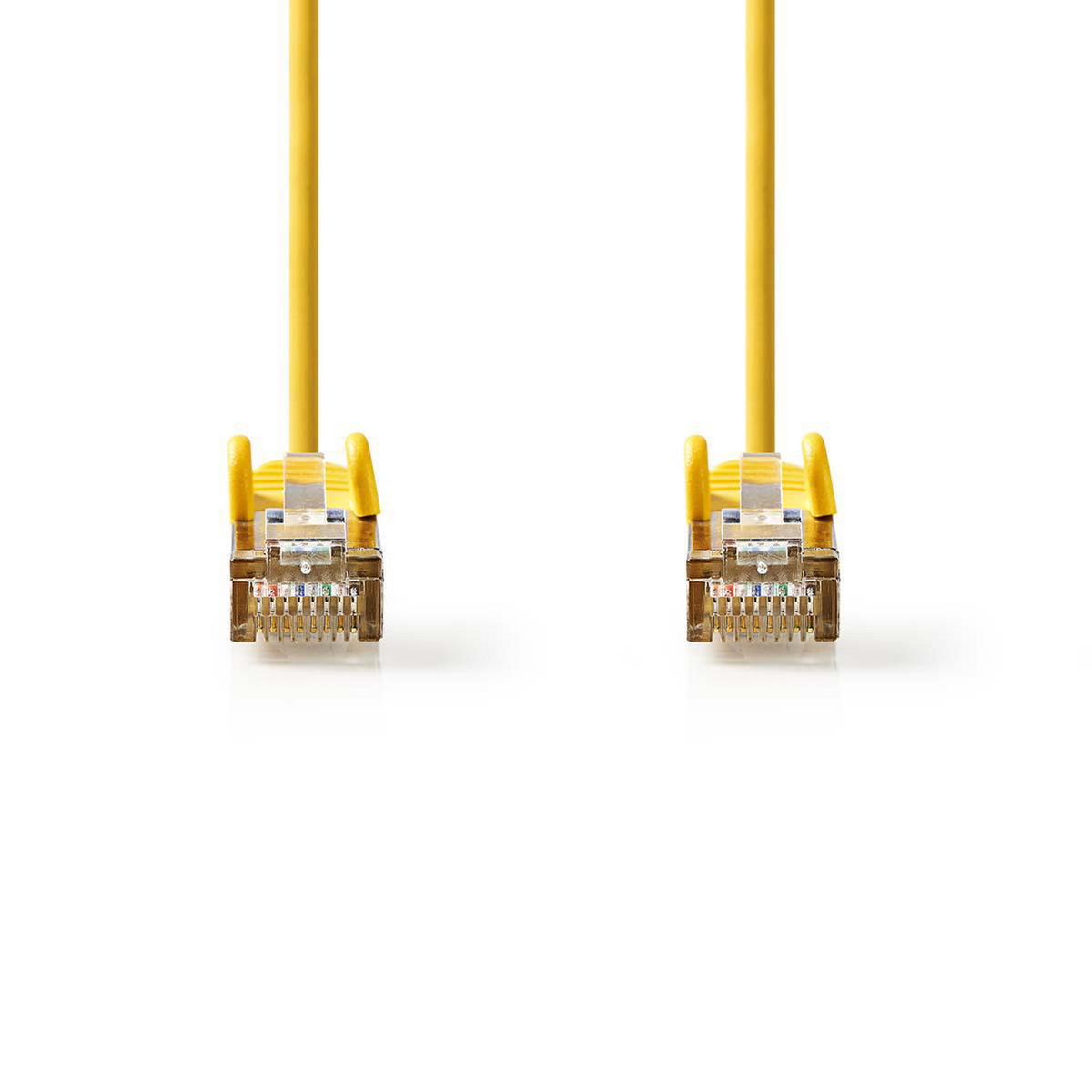 Due cavi ethernet gialli con connettori gialli su sfondo bianco. Vista ravvicinata.