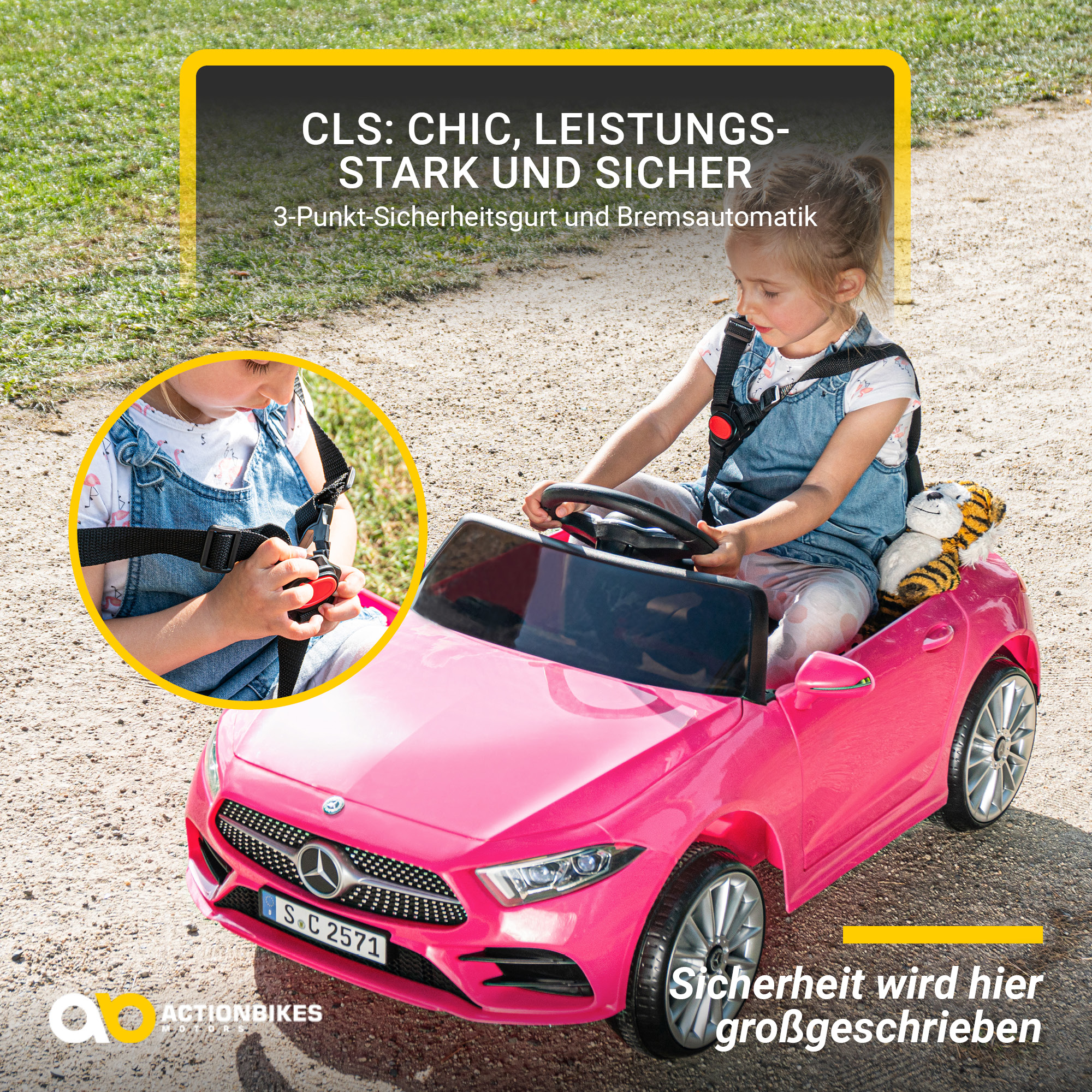 Ein Kind in einem rosa Spielzeugauto mit Sicherheitsgurt und einem Tiger-Spielzeug.