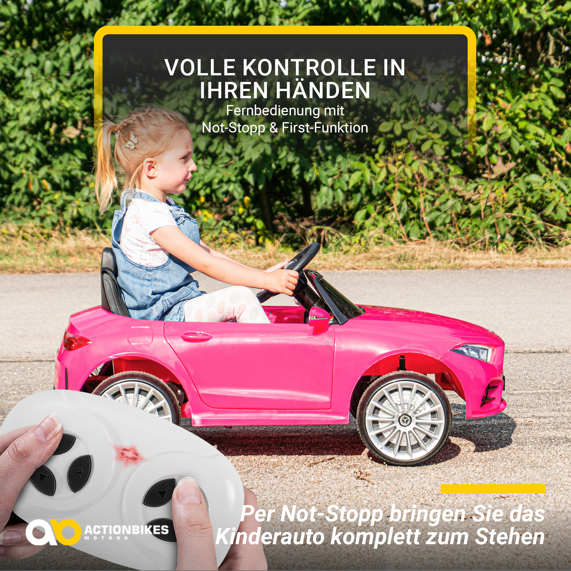 Ein pinkfarbenes Spielzeugauto mit einem Kind darin, das mit einer Fernbedienung gefahren wird. Text ist sichtbar.