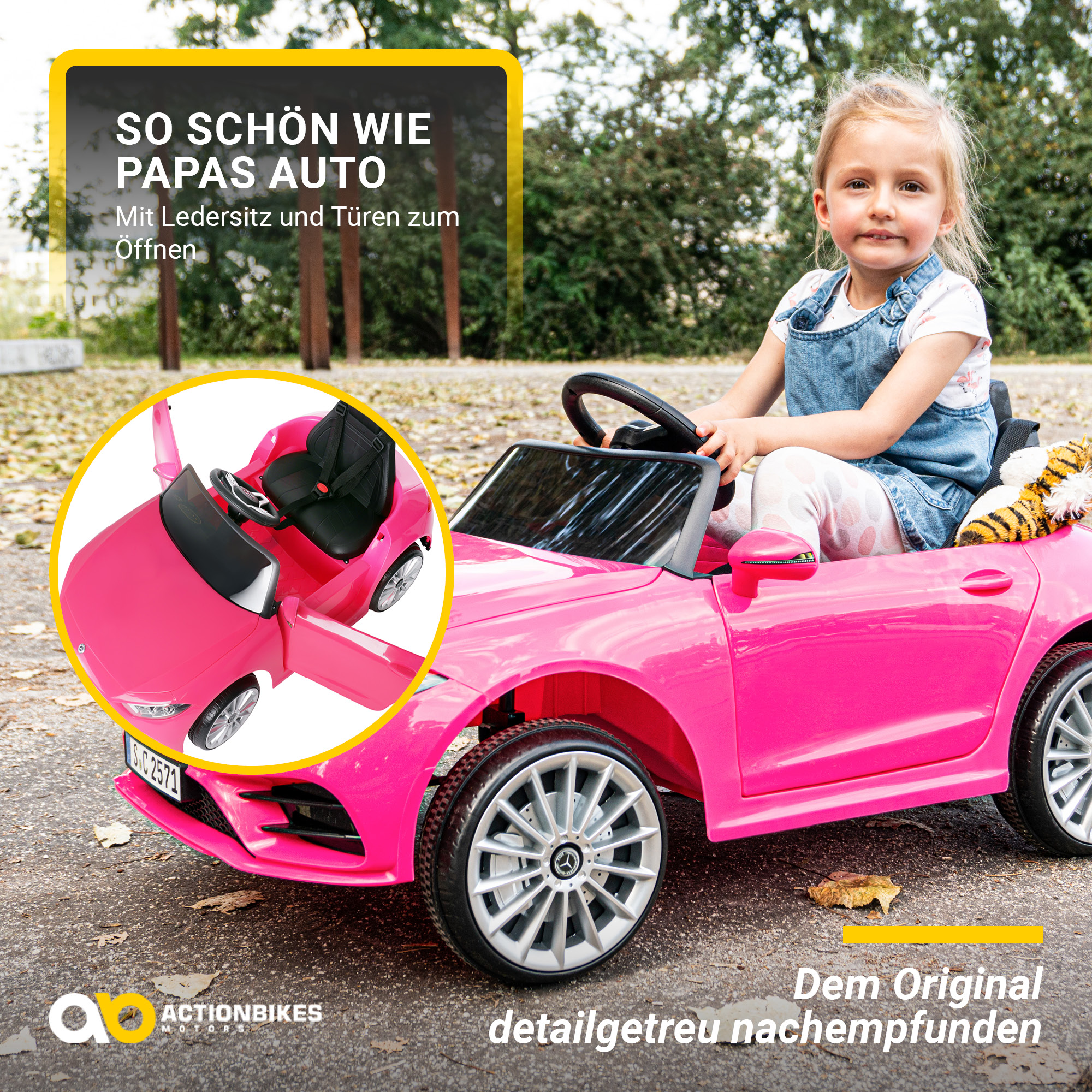 Ein Mädchen in einem rosa Spielzeugauto. Der Text sagt, das Auto ist detailliert wie Papas Auto.