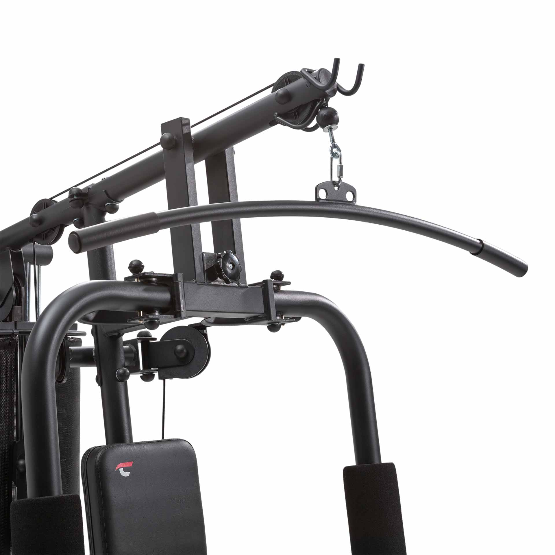 Schwarze Heim-Fitnessgeräte. Die Ausrüstung umfasst eine Stange, Kabel und einen Sitz.