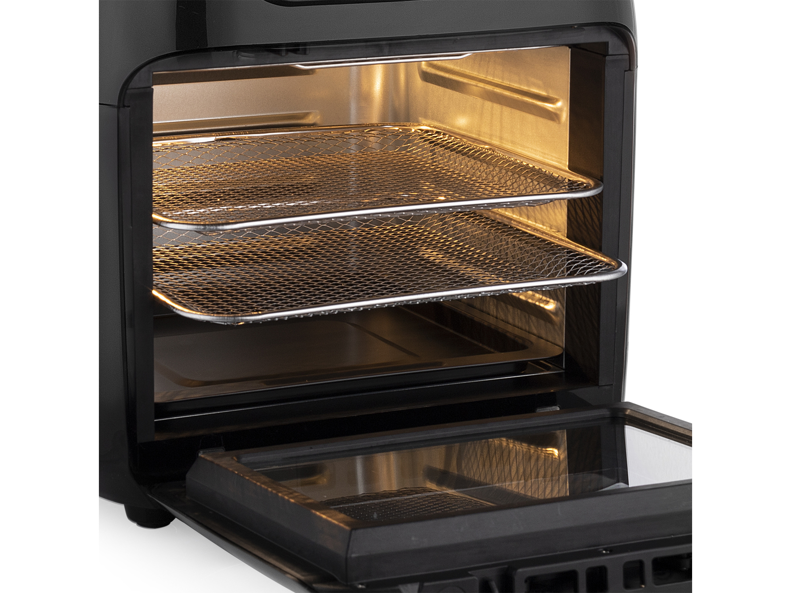 Wnętrze piekarnika z frytkownicą powietrzną z dwoma drucianymi rusztami i szklanymi drzwiami.