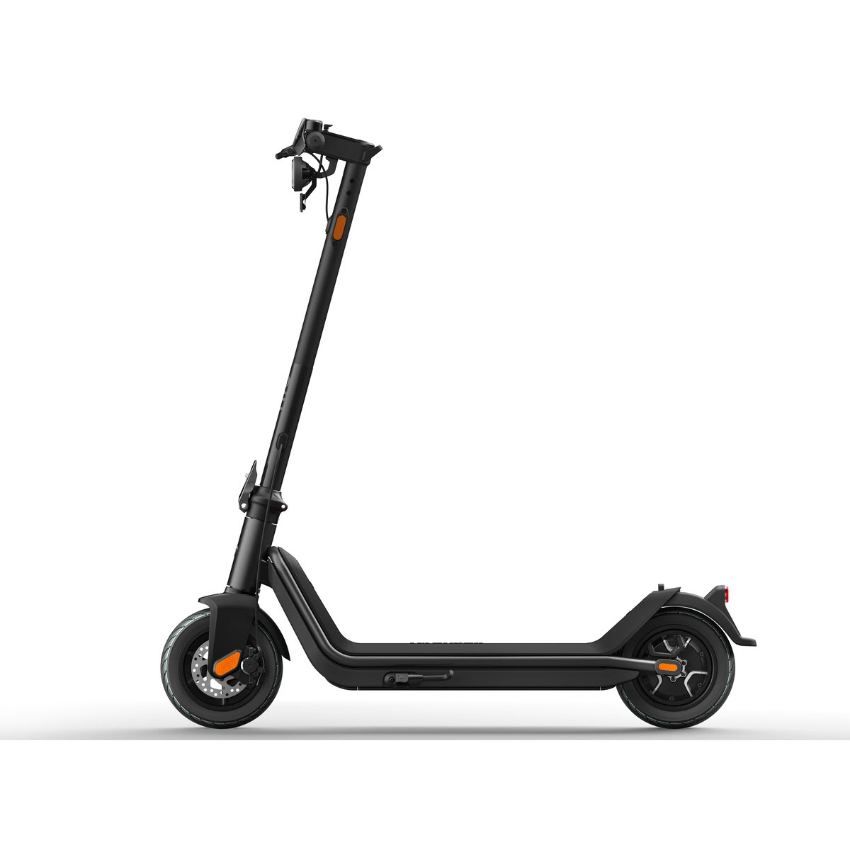 Schwarzer Elektroroller auf weißem Hintergrund. Der Roller hat orangefarbene Akzente.