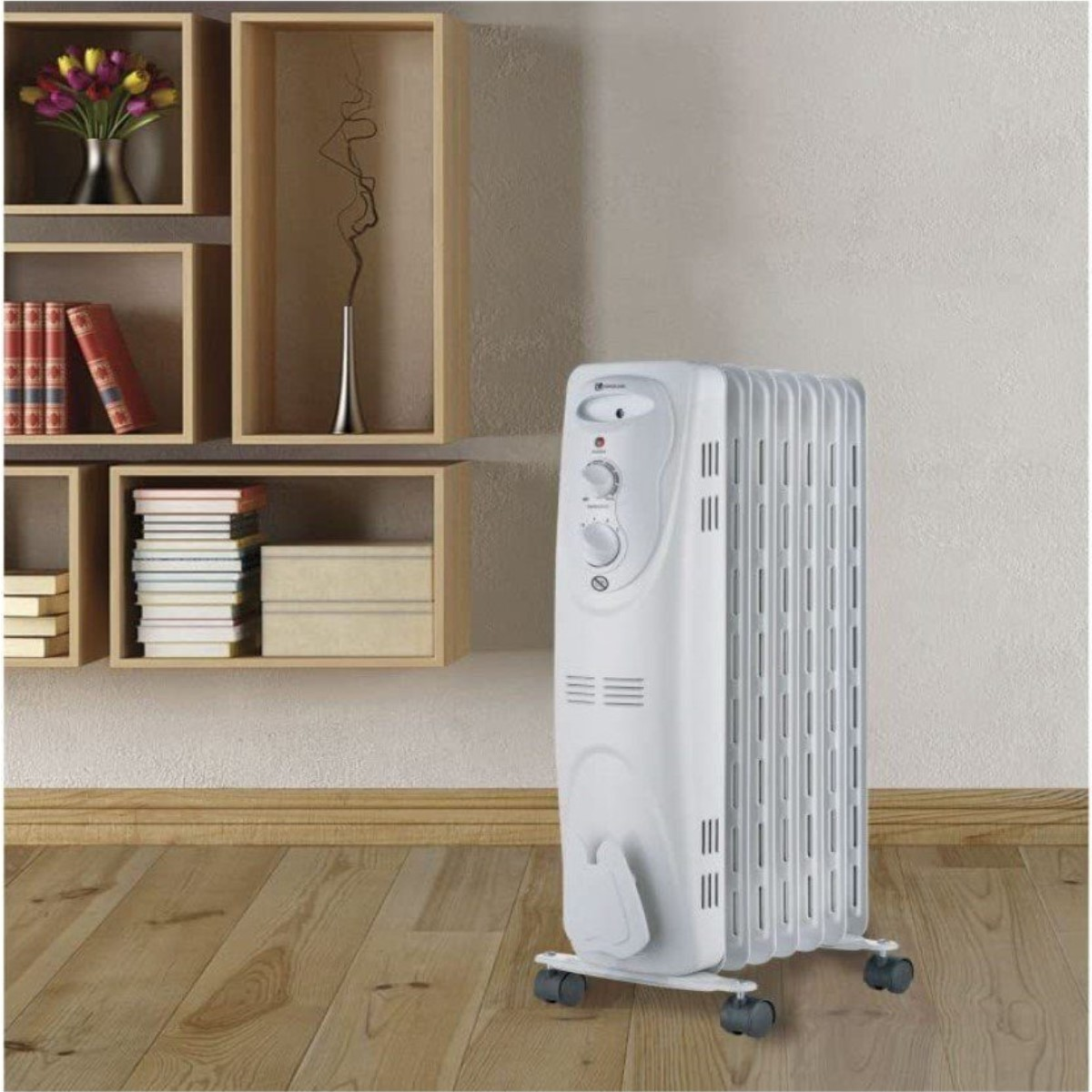 Ein weißer Ölradiator-Heizkörper auf Rädern in einem Raum mit Regalen und Holzboden.