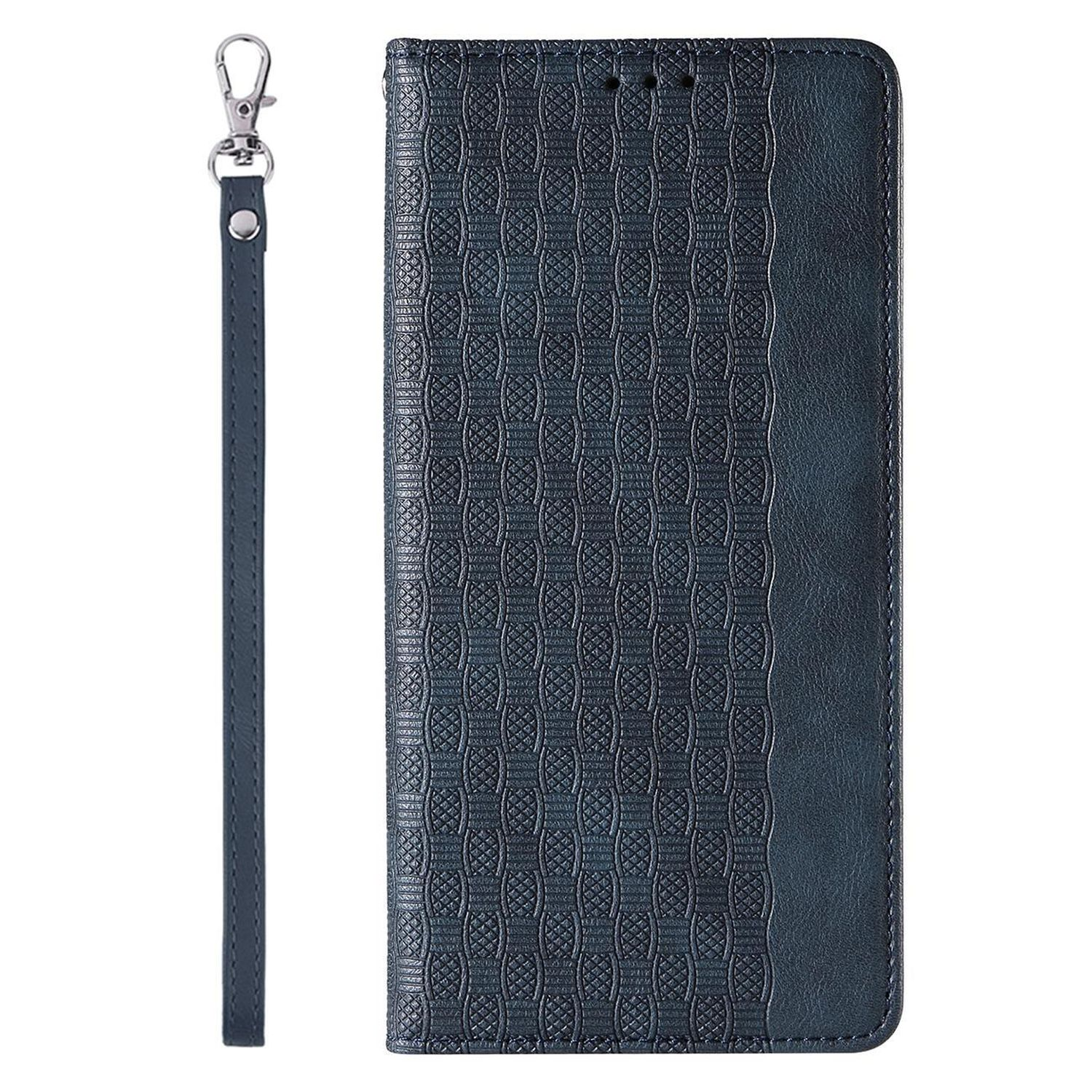 Una custodia per telefono blu navy con un motivo strutturato e un cinturino da polso. Il cinturino è collegato con un fermaglio d'argento.