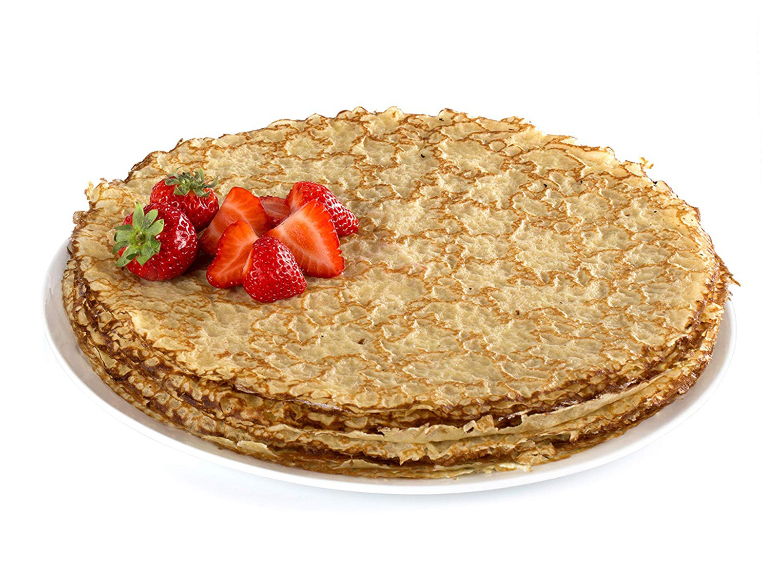 Ein Stapel Crêpes auf einem weißen Teller. Fünf Erdbeeren obenauf.