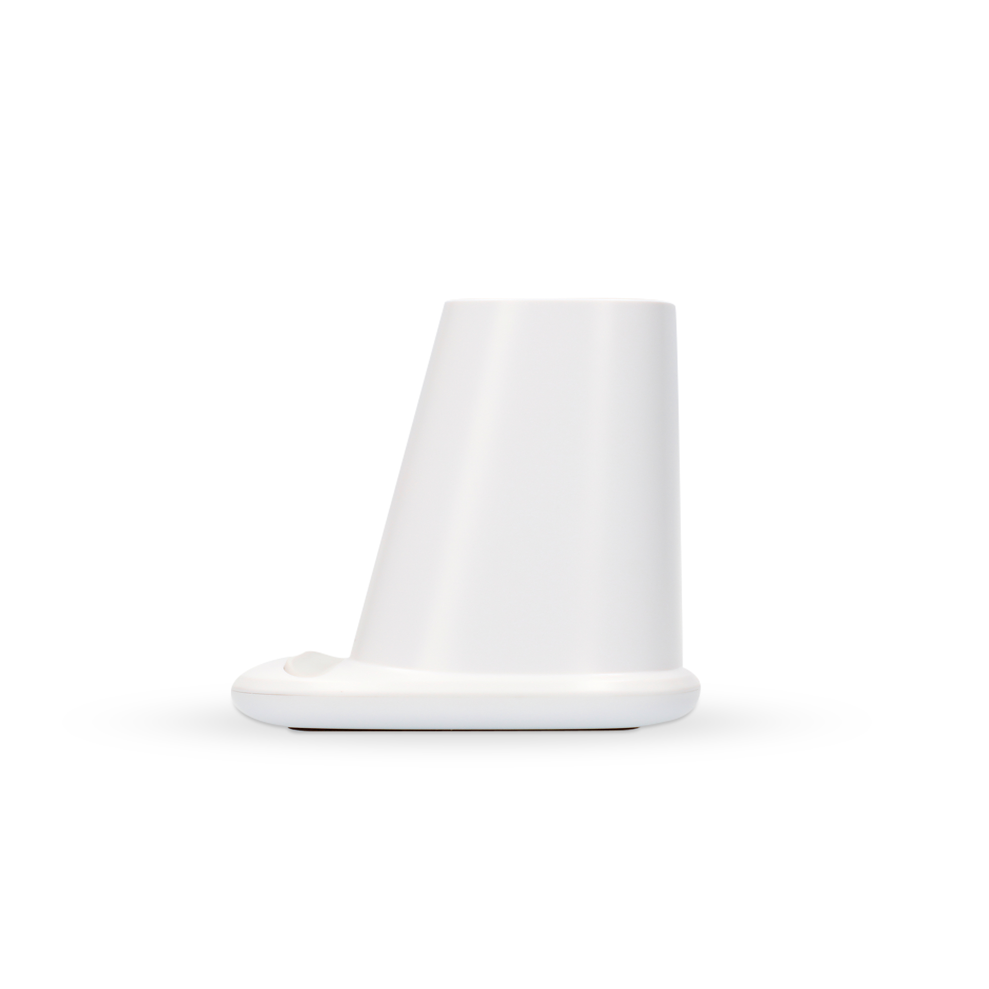 Un soporte blanco para teléfono sobre una superficie blanca. Diseño simple y minimalista.