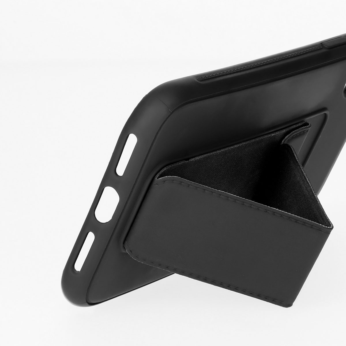 Telefono nero con supporto, sostenuto da un supporto nero, su sfondo bianco. Il supporto è aperto.