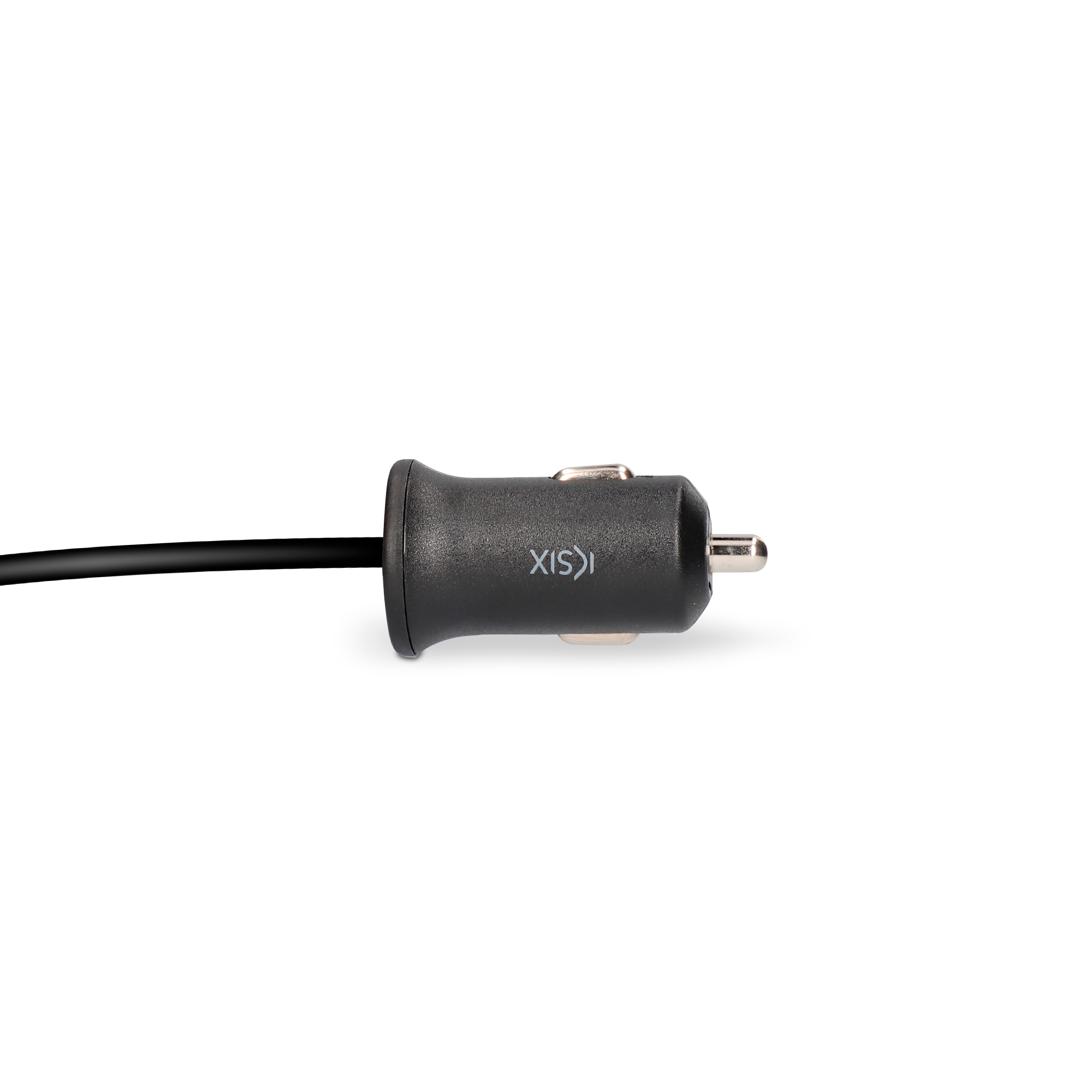 Adaptador de cargador de coche negro. Forma cilíndrica con "X(SIX)" impreso. El enchufe es metálico.